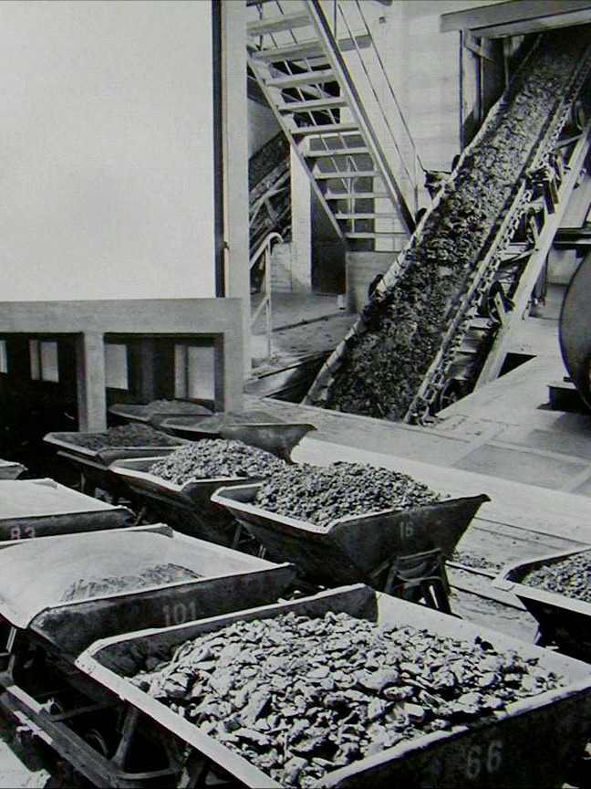 CREATON History - Roof tile production with clay on conveyor belt