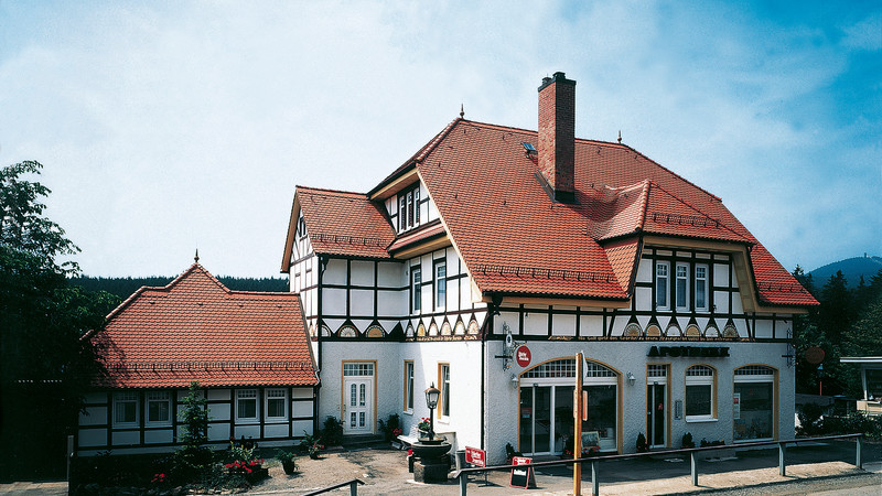 Historisch gebouw met effen tegel KLASSIK naturel rood