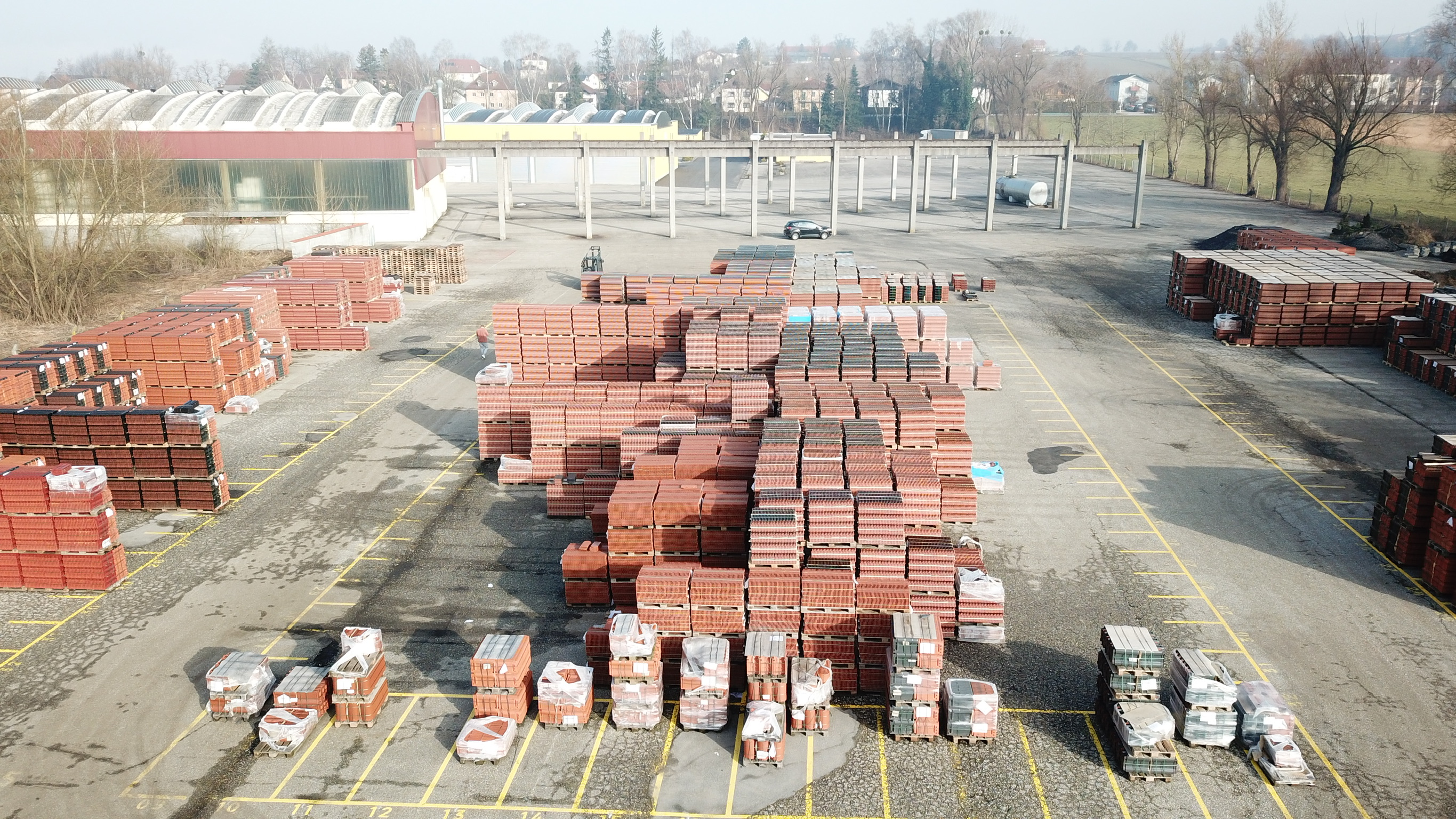 Das große Außenlager bietet viel Platz für die Ware. Das große Außenlager bietet viel Platz für die Ware.