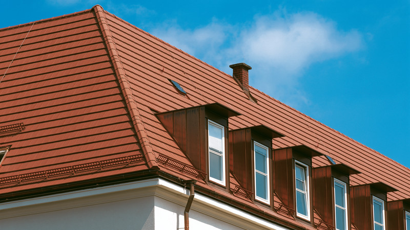 Roof with DOMINO natural red